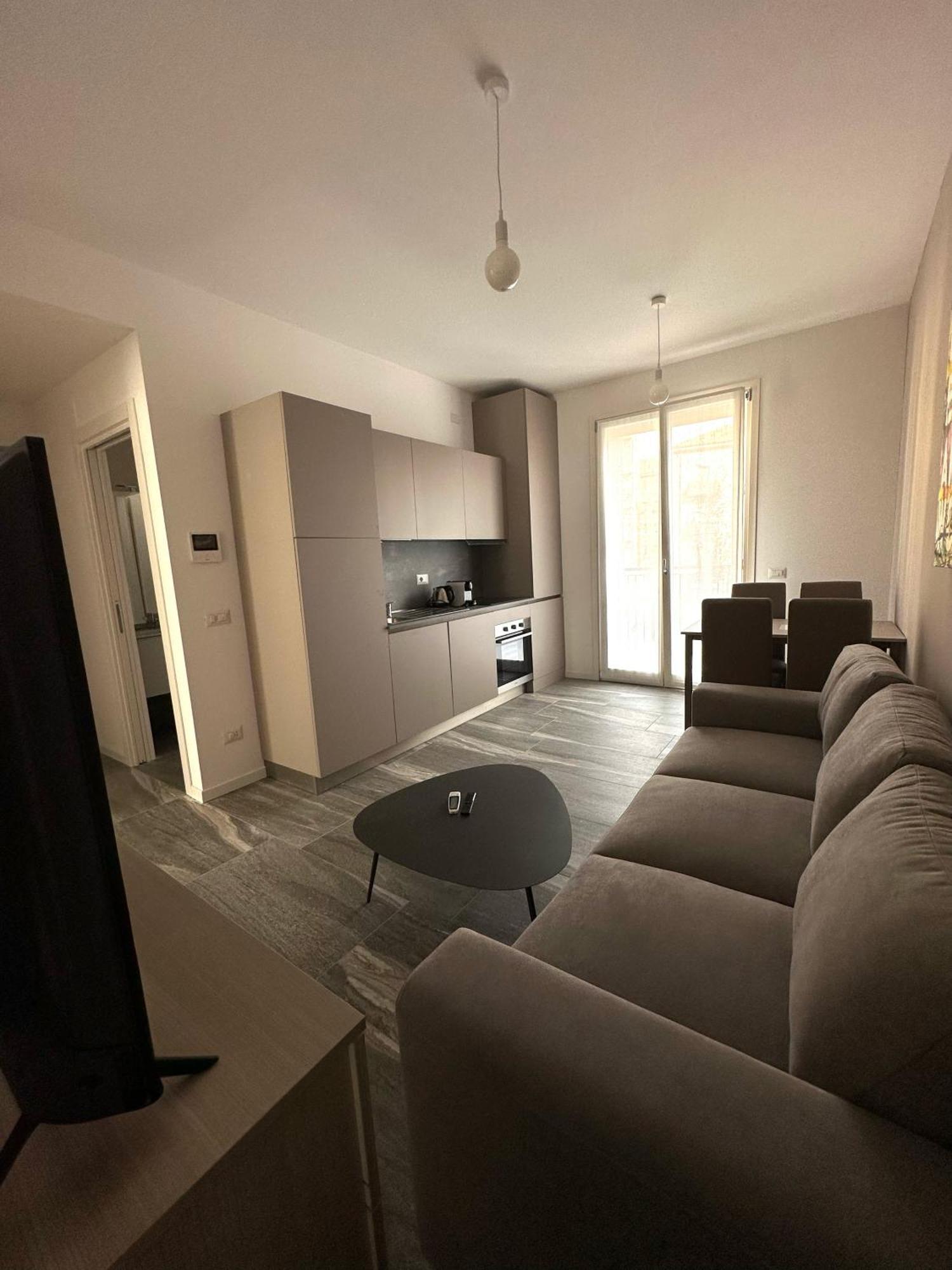 Essential Apartment Сесто-Сан-Джованни Экстерьер фото
